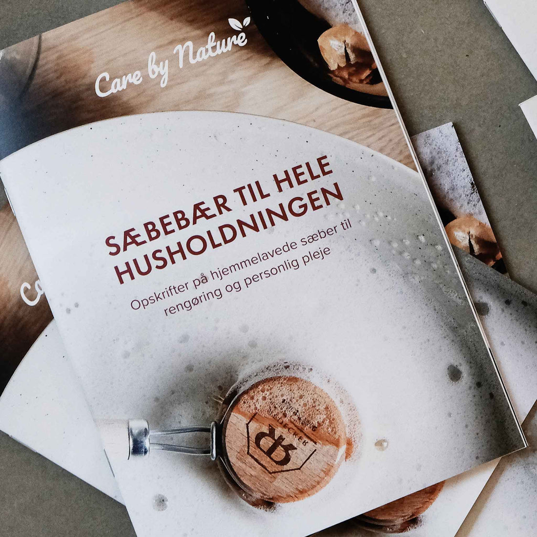 Opkriftshæfter der ligger ovenpå hinanden på et gråt betonlignende underlag.