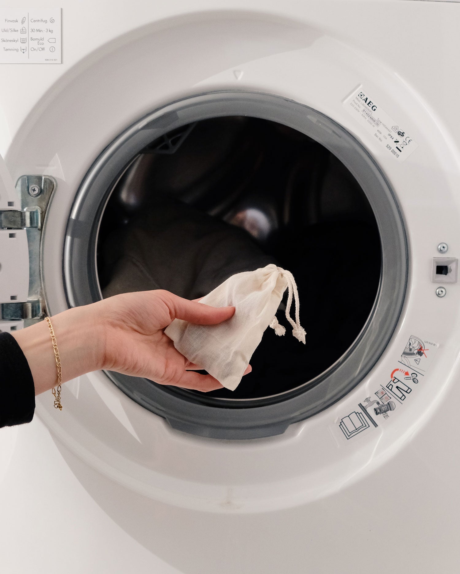 sæbebær spørgsmål. Faq side om de mest stillede spørgsmål om sæbær. F.eks. Hvordan virker sæbebær? kan man bruge knækkede sæbebær? Kan Sæbebær bruges til uld? Hvordan bruger man sæbebær?  Virker sæbebær? Vasker sæbebær rent? og meget mere. Find svar her